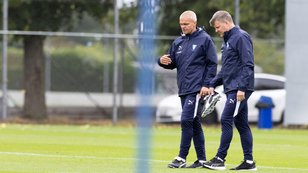 **Malmö FF:s nya assisterande tränare Åsmund Bjørkan och Gaute Helstrup under lagets träning på hybridplanen utanför Eleda Stadion i Malmö den 7 juli 2026.**
