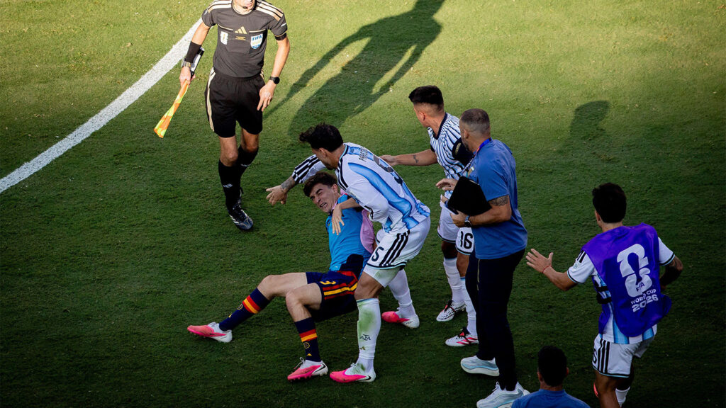 New York, USA, den 19 juli 2026. Bråk mellan Gavi (Spanien), Thiago Almada (Argentina) och Leandro Paredes (Argentina) under VM-finalen i fotboll mellan Spanien och Argentina den 19 juli 2026. Foto: Moritz Muller/Alamy Live News.