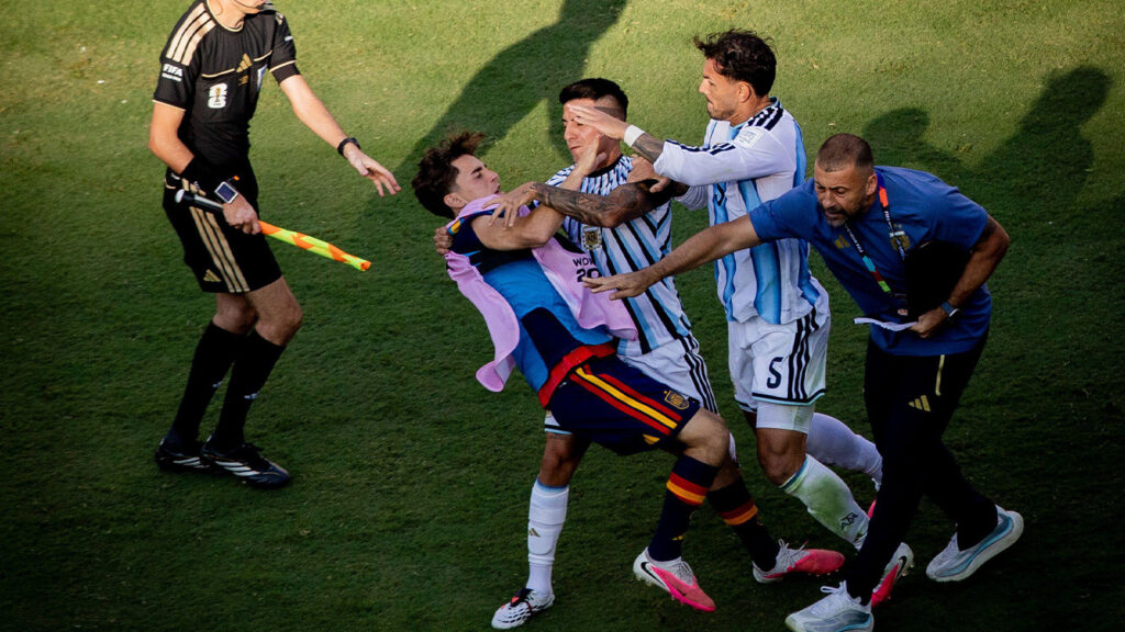 New York, USA, den 19 juli 2026. Bråk mellan Gavi (Spanien), Thiago Almada (Argentina) och Leandro Paredes (Argentina) under VM-finalen i fotboll mellan Spanien och Argentina den 19 juli 2026. Foto: Moritz Muller/Alamy Live News.