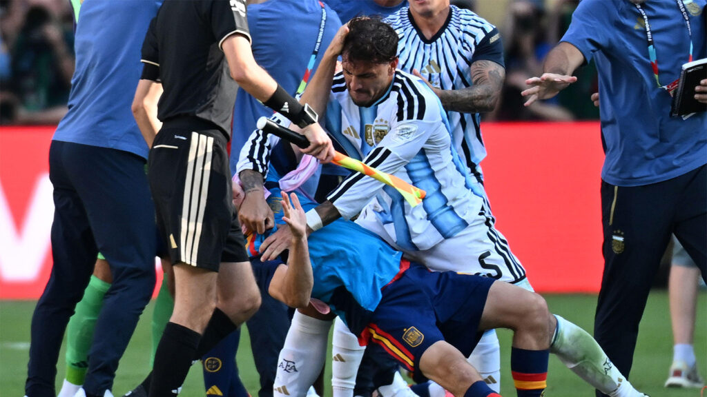 New Jersey, USA, den 19 juli 2026. Fotbollsspelarna Leandro Paredes (5) och Gavi (9) hamnar i bråk efter matchen mellan Spanien och Argentina i VM-finalen 2026 på MetLife Stadium.
Foto: Alexandre Brum / Agencia Enquadrar.