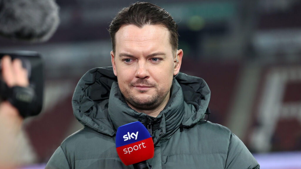 Augsburg, Tyskland, den 31 oktober 2025. Florian Plettenberg, programledare på Sky Sport, inför Bundesligamatchen mellan FC Augsburg och Borussia Dortmund på WWK Arena.
(Foto: dpa/Alamy Live News. DFL:s och DFB:s regler förbjuder användning av bilder som bildsekvenser och/eller kvasi-video.)