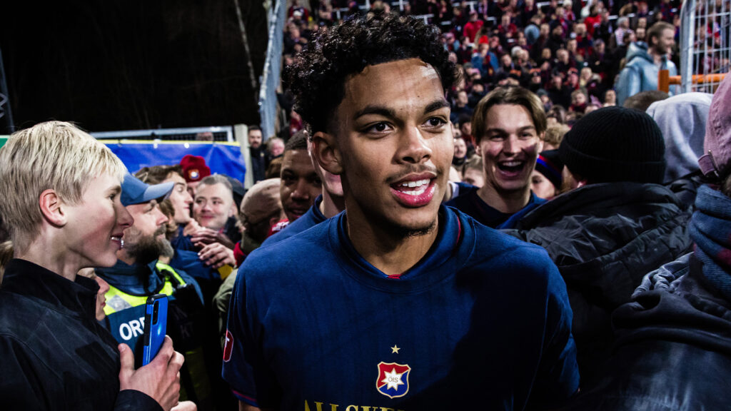 251129 Örgrytes Waylon Ramon Renecke med supportrar efter match två i kvalet till Allsvenskan mellan IFK Norrköping och Örgryte den 29 november 2025 i Norrköping.
