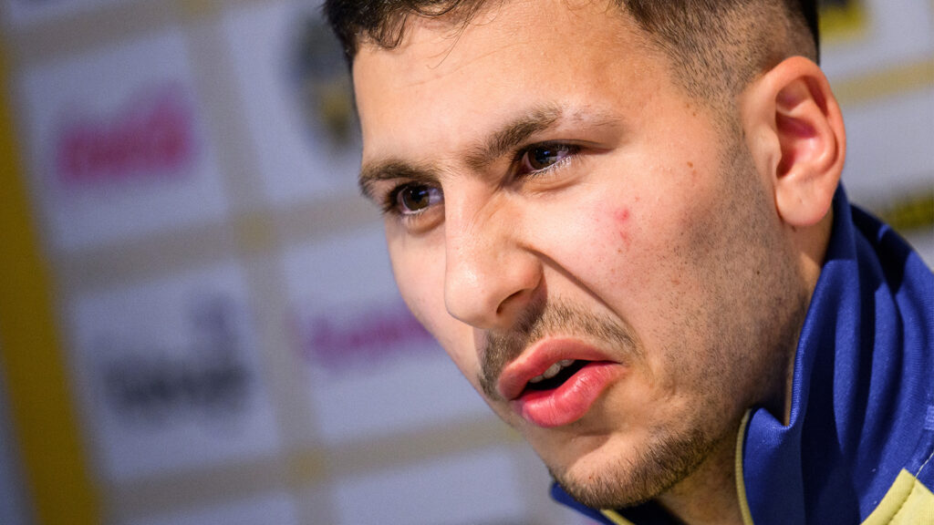 **Roony Bardghji från Sveriges herrlandslag i den mixade zonen efter ett träningspass i Valencia den 23 mars 2026.**