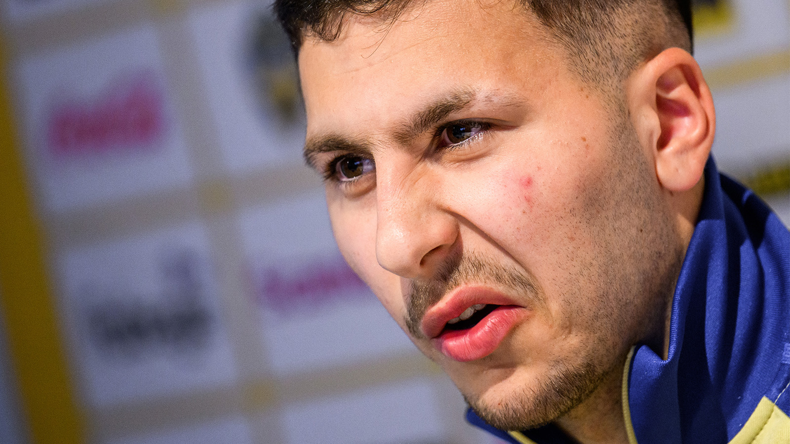 **Roony Bardghji från Sveriges herrlandslag i den mixade zonen efter ett träningspass i Valencia den 23 mars 2026.**