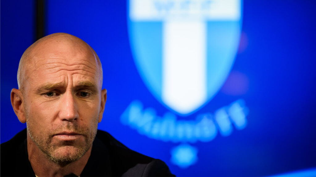 250920 Malmö FFs huvudtränare Henrik Rydström intervjuas av media efter fotbollsmatchen i Allsvenskan mellan Malmö FF och Djurgården den 20 september 2025 i Malmö.
