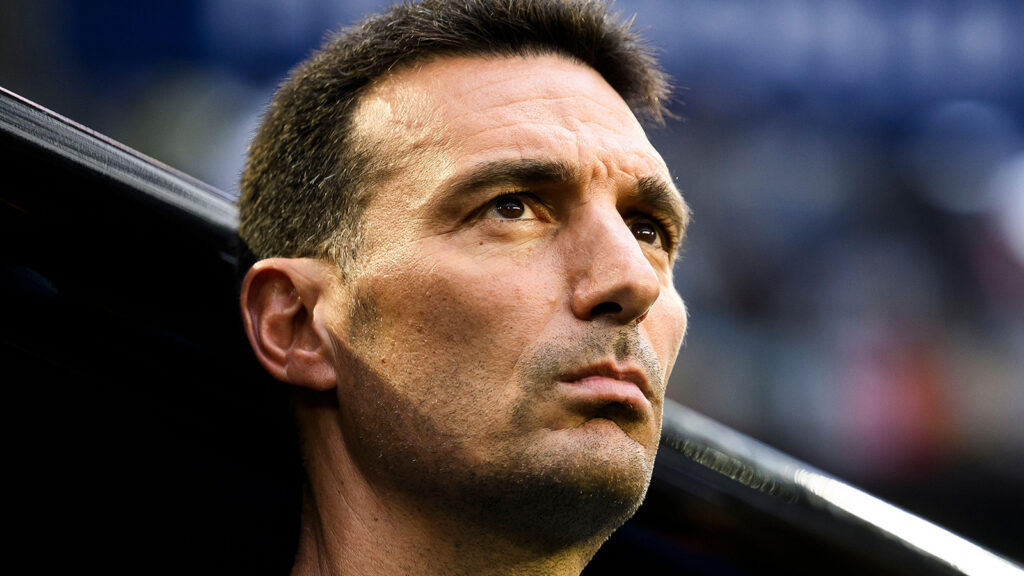 **Argentinas förbundskapten Lionel Scaloni inför åttondelsfinalen mellan Argentina och Kap Verde i fotbolls-VM 2026.**