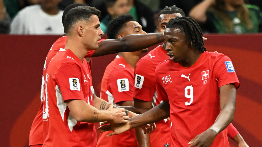 **Granit Xhaka och Johan Manzambi firar tillsammans med Breel Embolo efter Schweiz första mål i åttondelsfinalen mot Algeriet i fotbolls-VM 2026 på BC Place i Vancouver, Kanada, den 2 juli 2026.**

