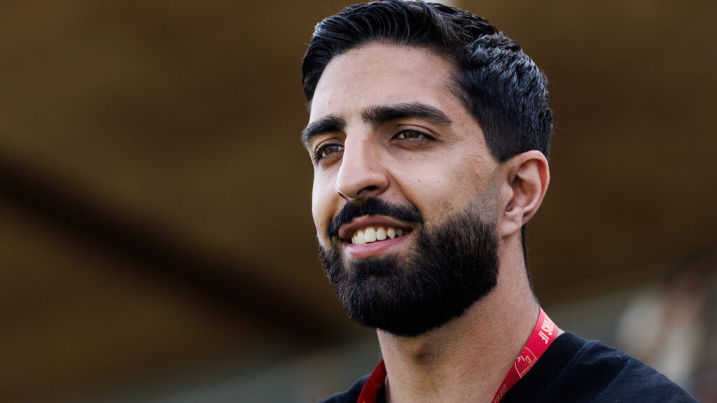 250531 Degerfors assisterande sportchef Sean Sabetkar under fotbollsmatchen i Allsvenskan mellan Degerfors och Öster den 31 maj 2025 i Degerfors.