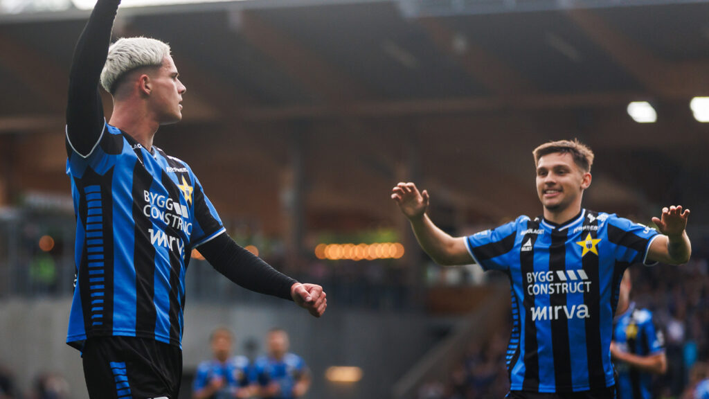 Sirius Robbie Ure och Sirius Isak Bjerkebo jublar efter 1-0 under fotbollsmatchen i Allsvenskan mellan Sirius och Mjällby den 3 juli 2026 i Uppsala.