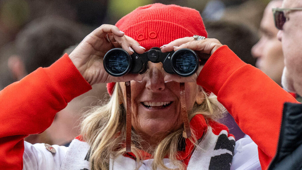 **En Middlesbrough-supporter återskapar "Spygate"-skandalen under den första semifinalen i playoff till Championship mellan Middlesbrough och Southampton på Riverside Stadium i Middlesbrough den 8 maj 2026.**