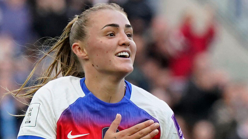 **Georgia Stanway från England firar efter att ha gjort det andra målet under kvalmatchen till VM i fotboll för damer mellan England och Ukraina på Hill Dickinson Stadium i Liverpool, Storbritannien, den 9 juni 2026.**