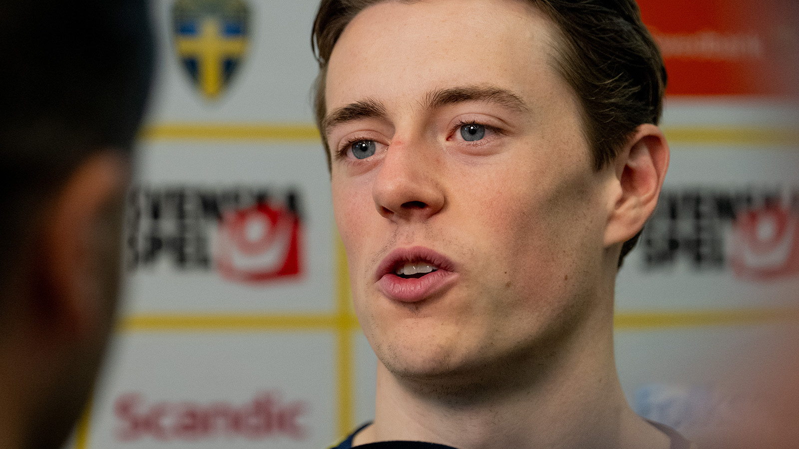 **Elliot Stroud i den mixade zonen efter Sveriges träningspass fyra dagar före premiären i fotbolls-VM 2026 i Dallas, USA, den 8 juni 2026.**