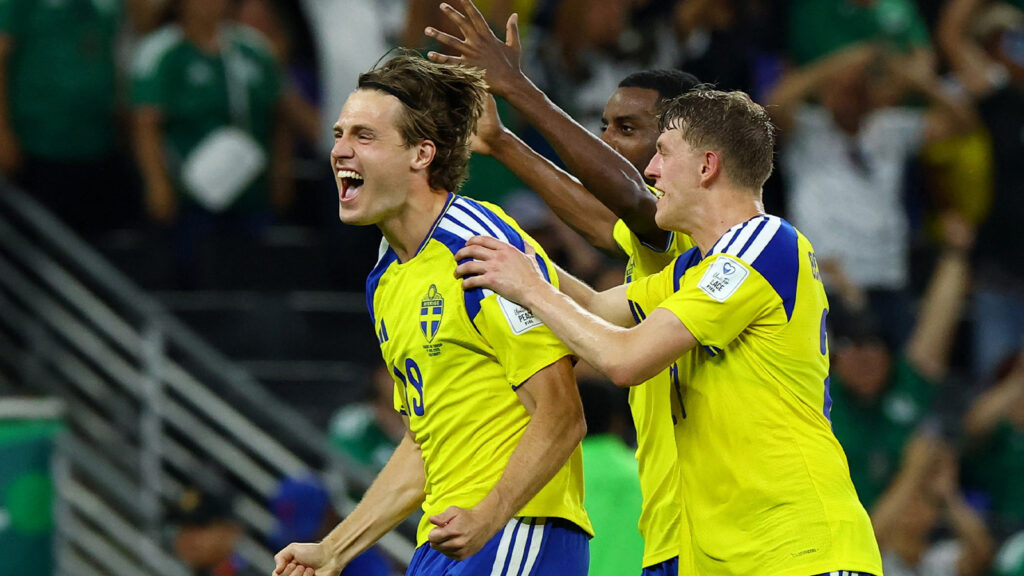 Monterrey, Mexiko, den 14 juni 2026. Sveriges Mattias Svanberg firar sitt 4–0-mål tillsammans med lagkamraterna efter en VAR-kontroll under grupp F-matchen mellan Sverige och Tunisien i fotbolls-VM.
Foto: Henry Romero/Reuters.