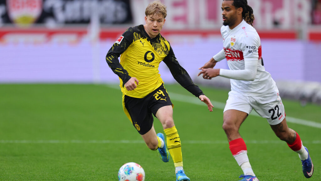 Dortmunds Daniel Svensson (t.v.) och Lorenz Assignon under Bundesliga-matchen den 4 april 2026.
