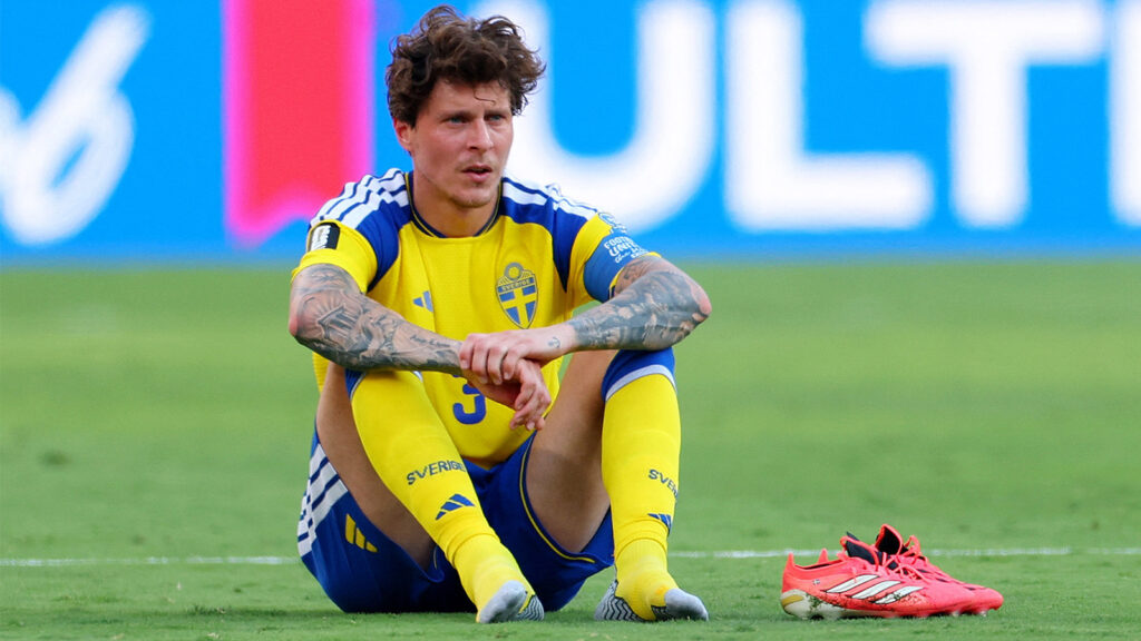 **Victor Nilsson Lindelöf deppar efter slutsignalen och Sveriges uttåg ur fotbolls-VM efter åttondelsfinalen mot Frankrike den 30 juni 2026 på New York New Jersey Stadium i East Rutherford, USA. (Foto: Reuters/Mike Segar)**
