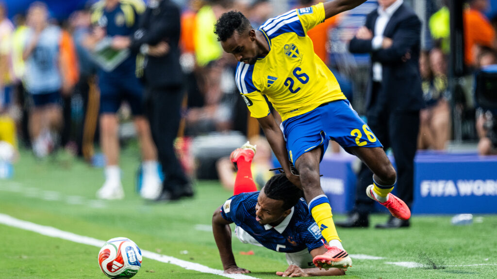 **Taha Ali i kamp med Jules Koundé under åttondelsfinalen mellan Frankrike och Sverige i fotbolls-VM 2026 i New Jersey, USA, den 30 juni 2026.**
