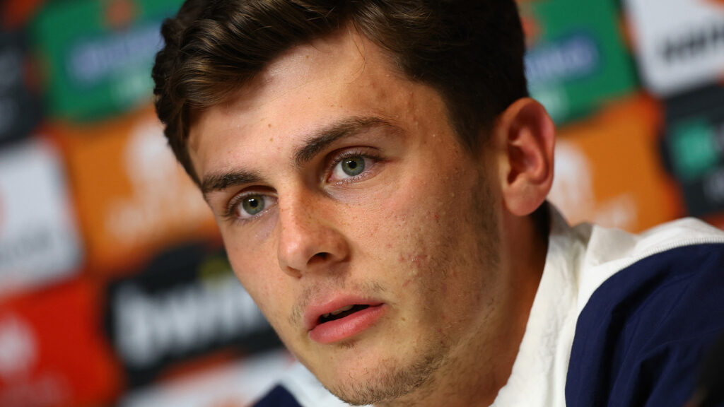 **Benjamin Tahirović under Ajax presskonferens inför Europa League-matchen mot Brighton på The American Express Community Stadium i Brighton, England, den 25 oktober 2023.**