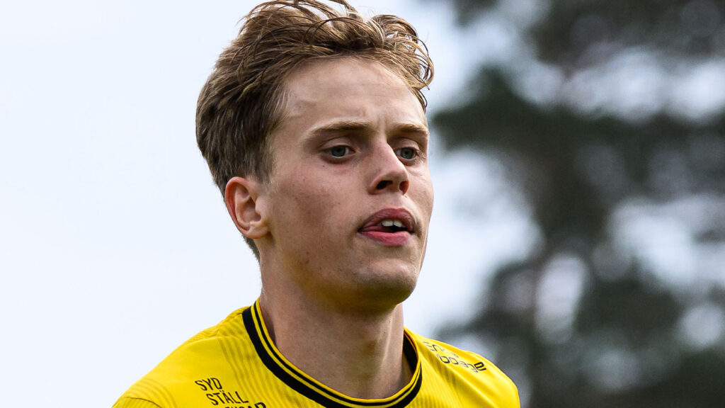 260418 Mjällbys Ludwig Malachowski Thorell under fotbollsmatchen i Allsvenskan mellan Mjällby och Brommapojkarna den 18 april 2026 i Hällevik.