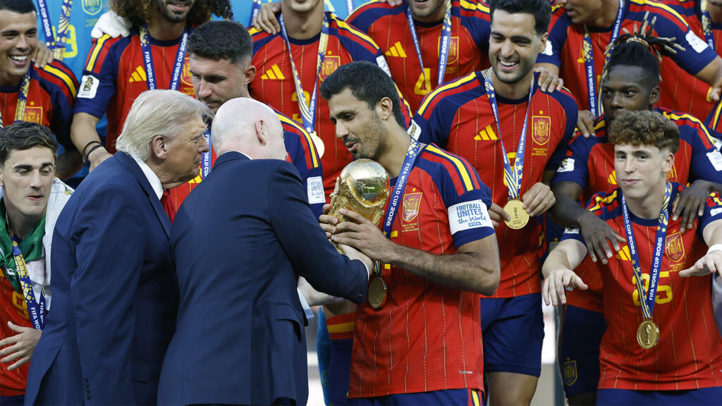 East Rutherford, New Jersey, USA, den 19 juli 2026. USA:s president Donald Trump och Fifa-presidenten Gianni Infantino överlämnar VM-pokalen till Spaniens lagkapten Rodri efter VM-finalen i fotboll 2026 mellan Spanien och Argentina på New York/New Jersey Stadium i East Rutherford, New Jersey, USA.
Foto: Maurice van Steen / ANP.