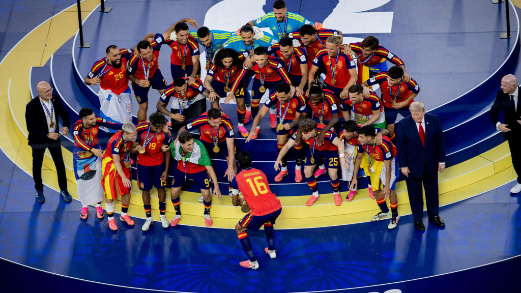 New York, USA, den 19 juli 2026. Rodri lyfter VM-pokalen medan USA:s president Donald Trump och Fifa-presidenten Gianni Infantino ser på efter VM-finalen i fotboll mellan Spanien och Argentina den 19 juli 2026. Foto: Moritz Muller/Alamy Live News.