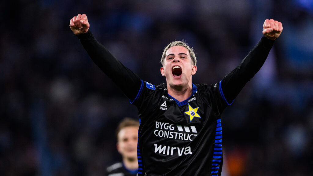 Sirius Robbie Ure jublar efter fotbollsmatchen i Allsvenskan mellan Malmö FF och Sirius den 23 april 2026 i Malmö.