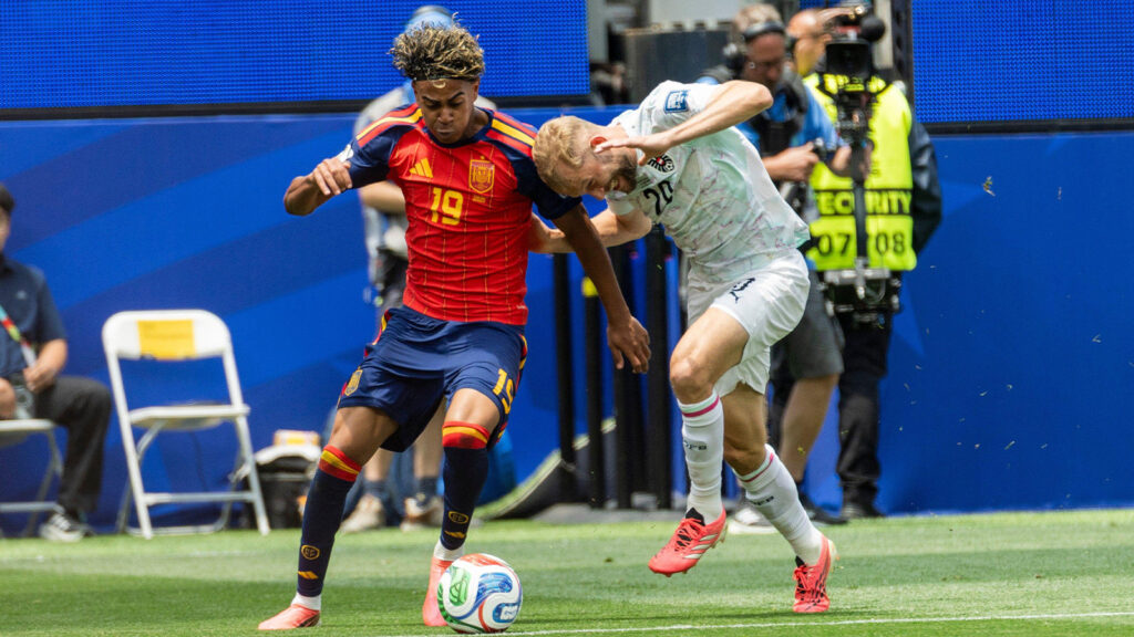 **Lamine Yamal (Spanien) och Konrad Laimer (Österrike) kämpar om bollen under åttondelsfinalen i fotbolls-VM 2026 i Inglewood, Kalifornien, USA, torsdagen den 2 juli 2026.**