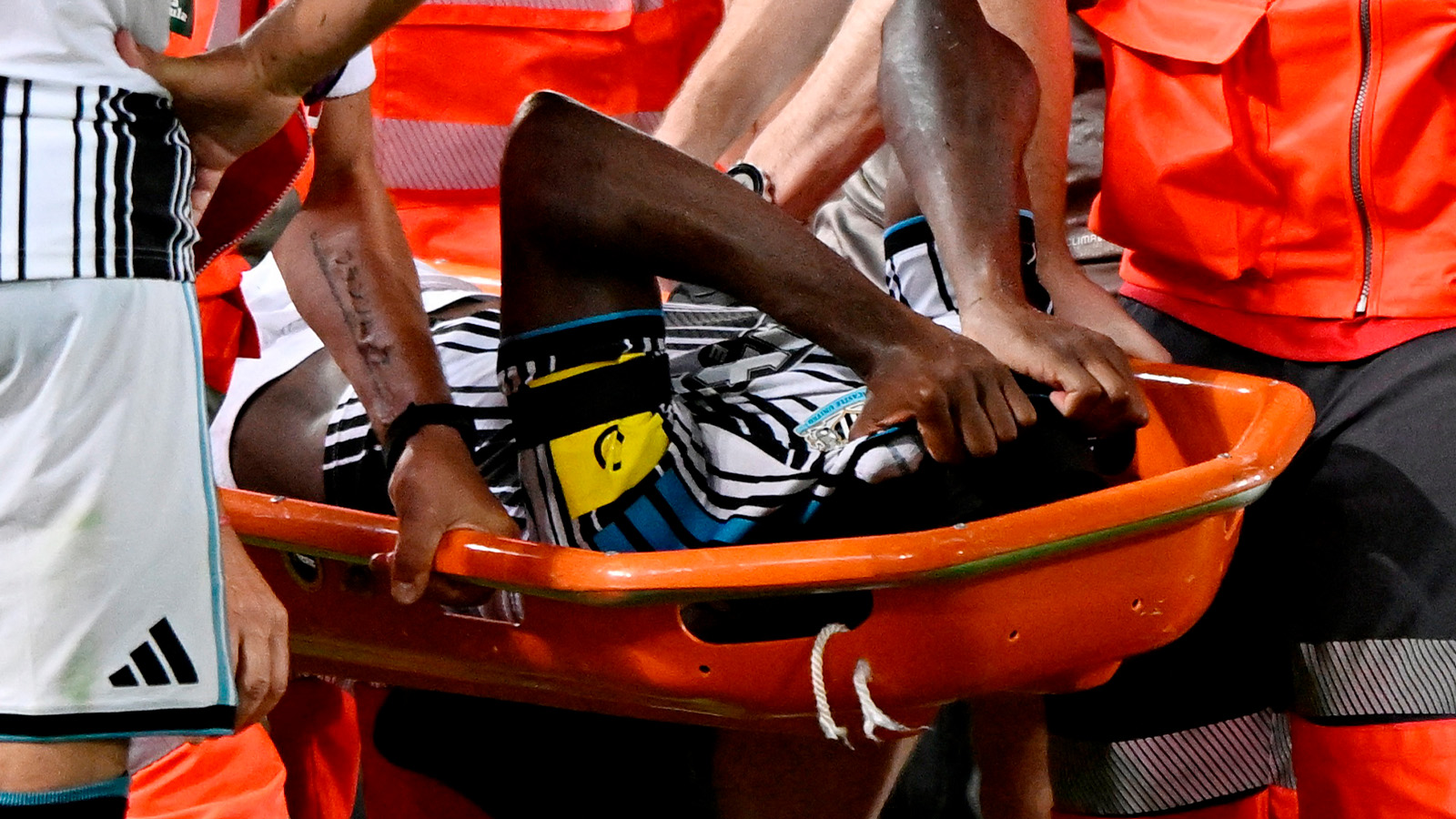 Elanga utburen på bår – efter ”skräcktackling”