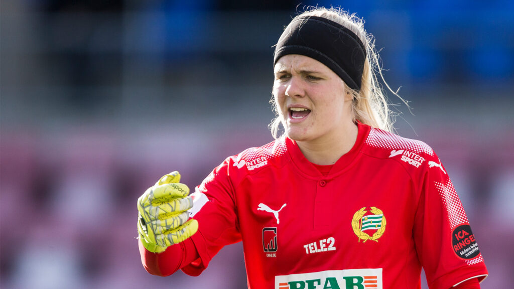 Hammarbys målvakt Emma Holmgren gestikulerar under fotbollsmatchen i Damallsvenskan mellan Eskilstuna United och Hammarby den 17 April 2017 i Eskilstuna.