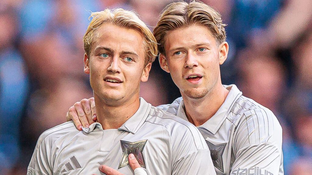 Djurgårdens Oskar Fallenius och Patric Åslund jublar efter 2-0 under fotbollsmatchen i Allsvenskan mellan Djurgården och Västerås den 3 augusti 2026 i Stockholm.