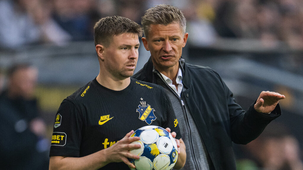 Mads Døhr Thychosen och tränare Mikkjal Thomassen under fotbollsmatchen i Allsvenskan mellan AIK och GAIS den 28 september 2025 i Stockholm.