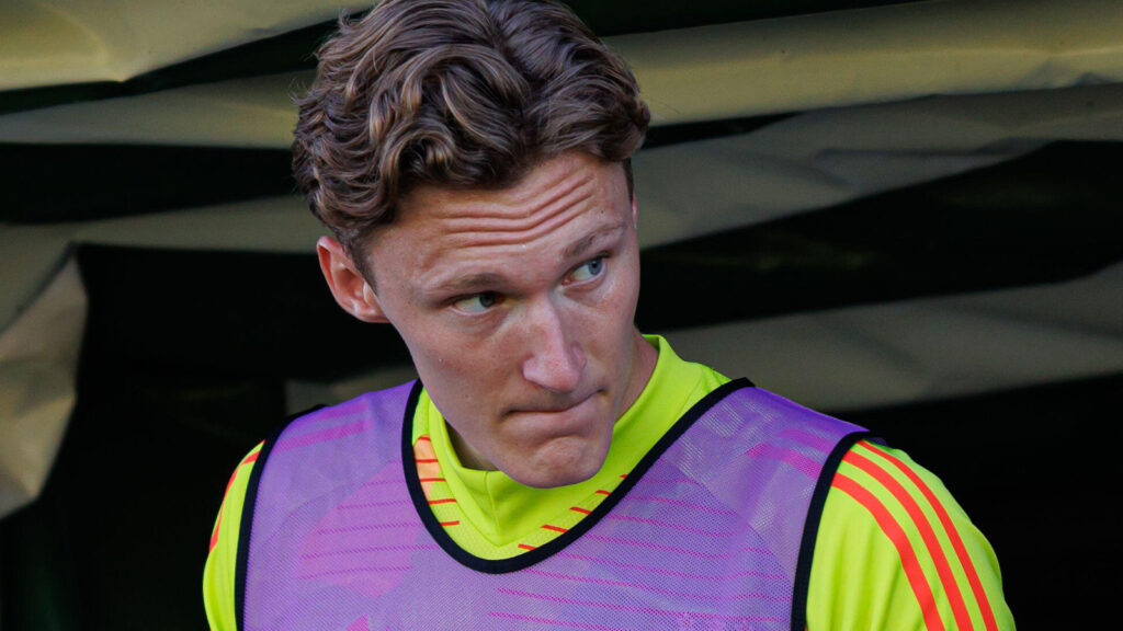 Alexander Sandahl syns under en Liga Revelação-match mellan Sporting CP och SL Benfica på Estádio Aurélio Pereira.