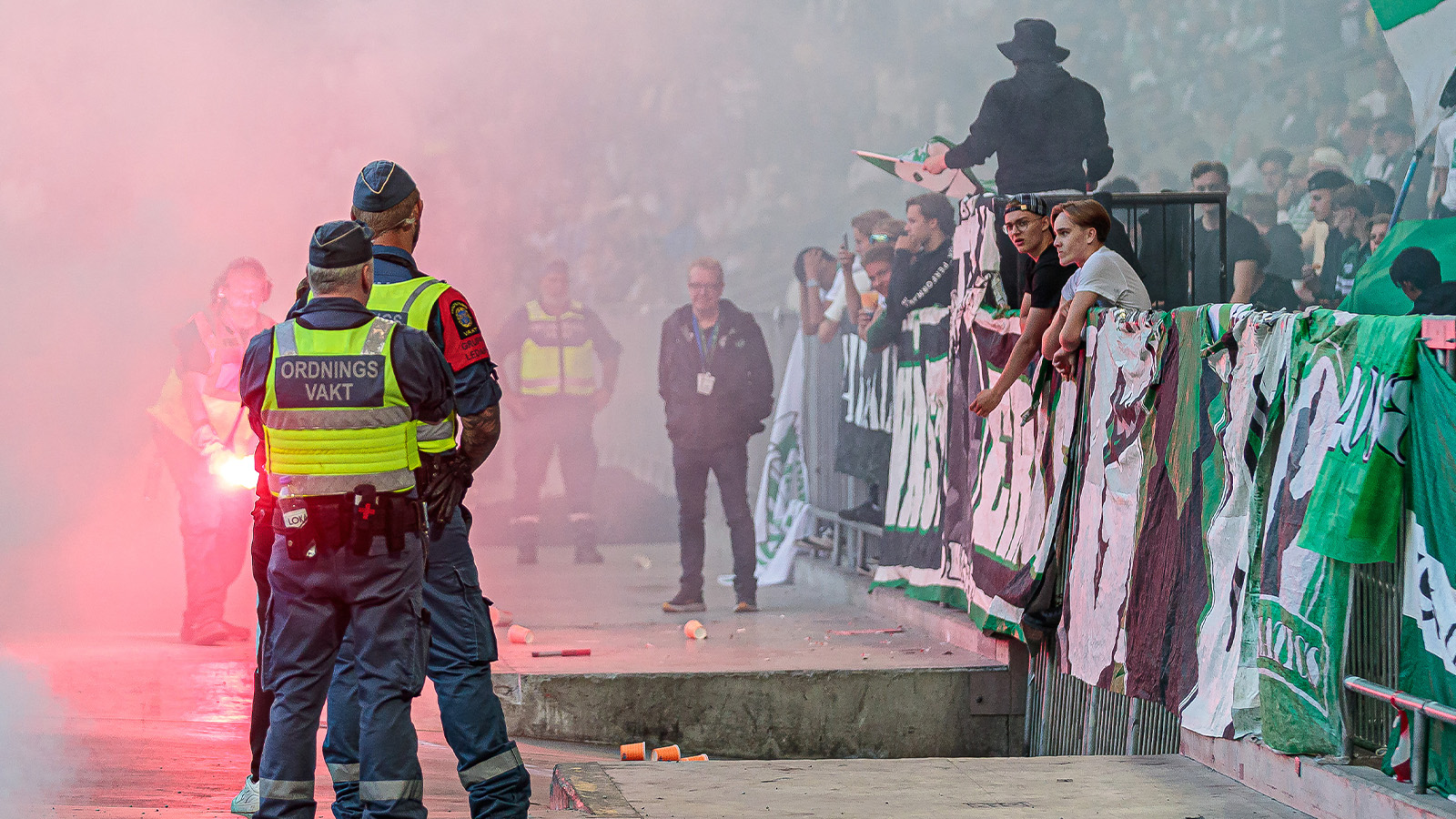 JUST NU: Här bryter VSK-fansen matchen mot Djurgården