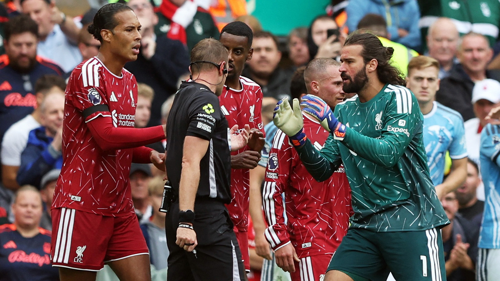 Alisson tvingas betala böter efter raseriutbrott