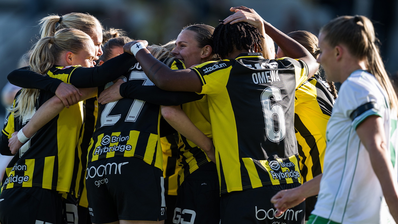 JUST NU: Häcken med ena handen på guldet – leder i paus