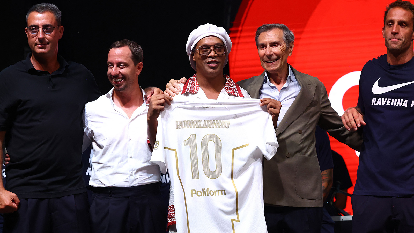 Klart: Ronaldinho gör comeback – 46 år gammal